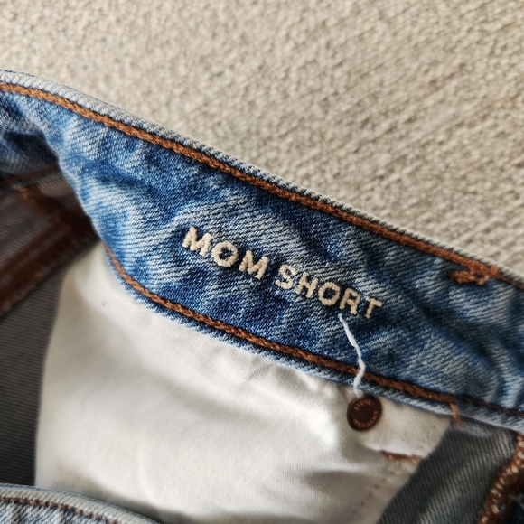 American Eagle Strigid Mom Short Womens Size 10 Cuffed Hem Medium Wash Denim - Picture 3 of 5